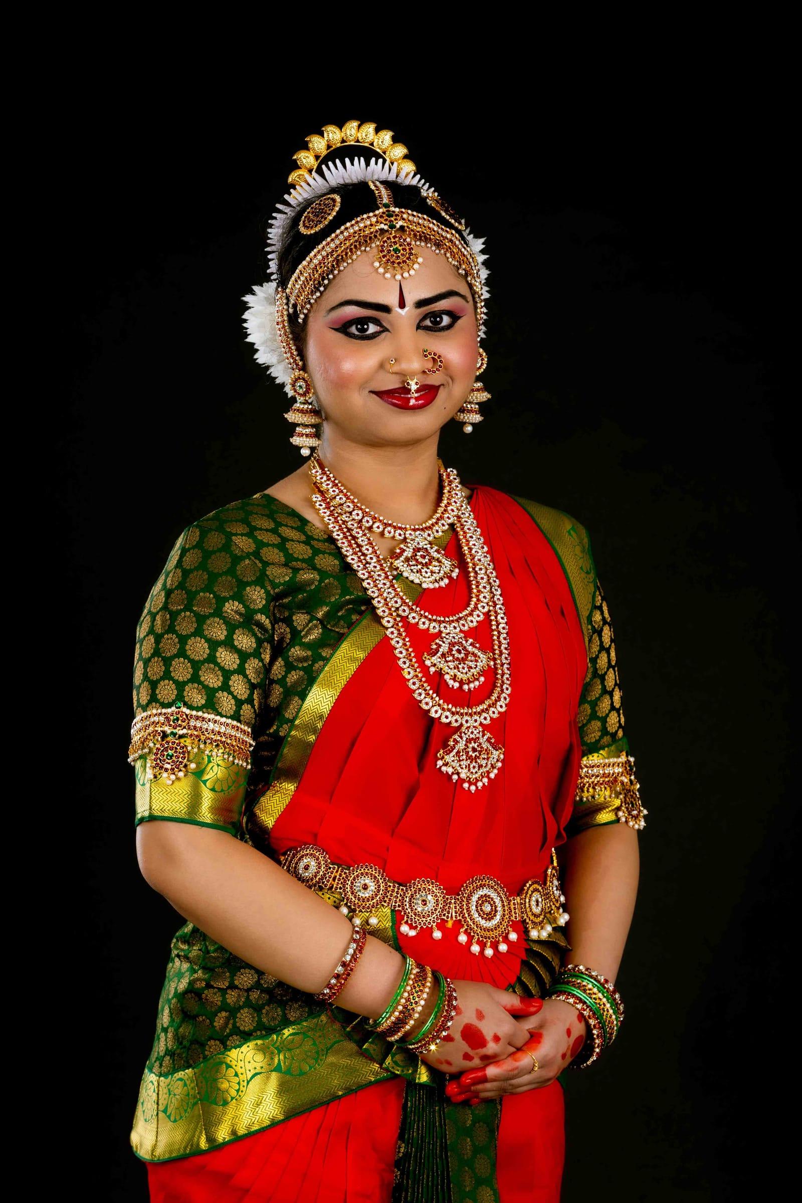 Classical dancer in jewellery and silk for her arangetram portrait
